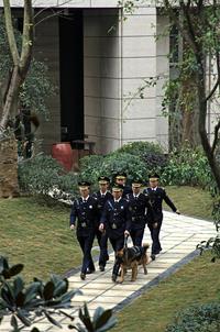 招商中央华城实景图雍华府保安巡逻实景