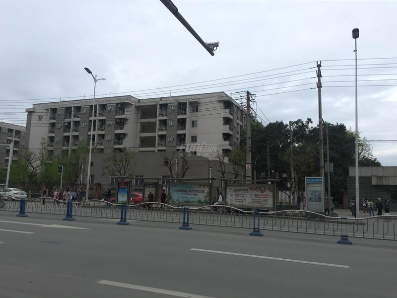 西华大学西大门公交站