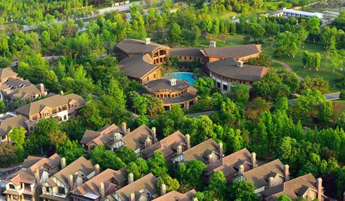 棠湖泊林城实景图
